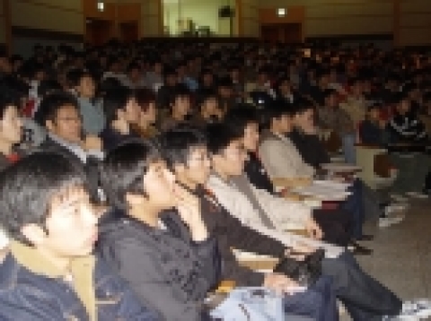 경상대학교(총장 조무제)는 오는 11월 29일부터 12월 7일까지 고등학교 3학년 수험생을 대상으로 하는 '미리 가보는 대학' 행사를 경상대학교 체육관에서 개최한다. 사진은 지난해 미리가보는 대학 행사에 참가한 고교생들이 입시 안내 설명을 자세히 듣고 있는 모습.