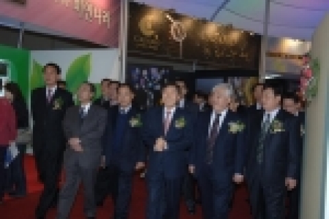 왼쪽부터 차수길 부산지역상인회장, 곽성문 국회의원, 박윤재 시장경영지원센터이사장, 김성진 중소기업청장,  송행선 전국시장상인연합회장,  민성기 충북상인연합회장, 곽영수 전남상인연합회장