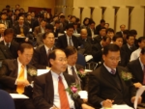 한국철강협회 강관협의회(회장 이종영 세아제강 사장)은 11월 24일 오후 1시 30분 강남구 대치동 소재 포스코센터 서관 4층 아트홀에서 국내 강관사, 수요업체, 발주처 등 200여명이 참석한 가운데 강관산업 발전 세미나를 개최했다.