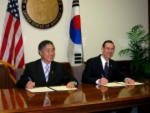 신경섭 기상청장(왼쪽)과 콘라드 라우텐바허 미국 국립해양대기청장이 24일 워싱턴에서 양국간 대기ㆍ해양과학분야 협력에 대한 의정서에 서명한 후 환하게 웃고 있다.