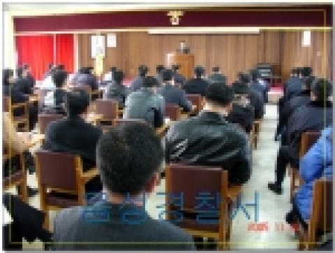 경찰관을 대상으로 청렴도 제고 방안을 강의하는 노승일 충북청 청문감사담당관