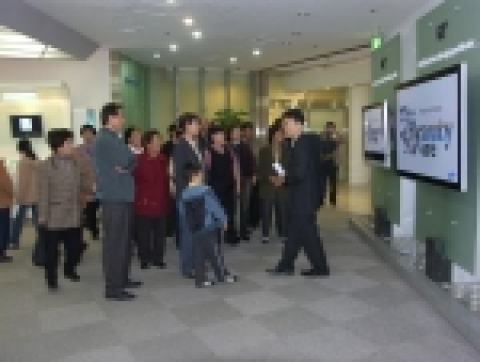 삼성전자 디지털미디어 총괄의 자매결연 마을인 충북 괴산군 조곡리 주민들은 68명은 수원사업장을 방문하여 즐거운 시간을 가졌다.