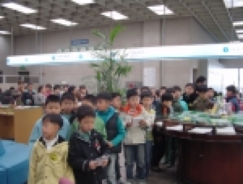 무학초등학교 학생들이 마산시청 민원실을 견학하고 있다