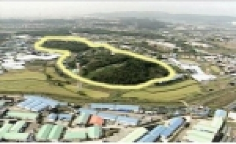 사진 1. KBS 10.31일자 보도된 추정 전방후원분(도면1의 1지점 민둥산)