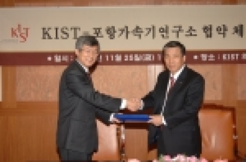 한국과학기술연구원(KIST·원장 김유승)과 포항가속기연구소(소장 고인수)는 11월 25일(금) 오전 11시 KIST 의전실에서 양측 관계자들이 참석한 가운데 빔라인 건설에 관한 협력약정을 체결하였다.