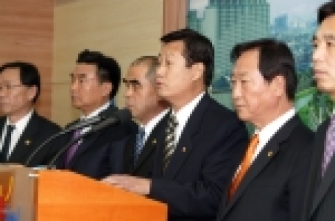 서울특별시 의회 수도분할반대비상대책위원회(위원장 임동규)는 헌재의 행정도시특별법'각하’결정에 반대하는 기자회견을 가졌다