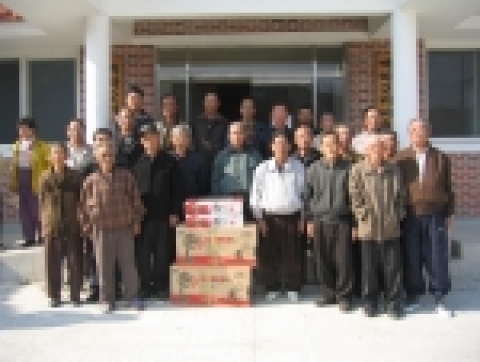 경북도 법무담당관실(담당관 최기환)직원들은 11월 25일(금) 자매결연 마을인 군위군 산성면 백학2리를 찾아 농촌의 실상과 애환을 듣고 경로당과 마을주변의 청소 및 자연정화활동을실시하고,마을이장의대추나무심기등농촌봉사활동을 실시하였다.