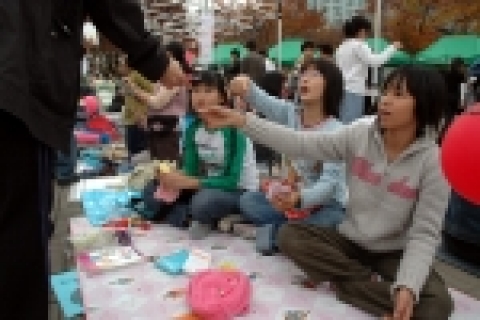 벼룩시장에서 물건을 파는 어린이들