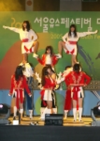 염광여자정보고등학생들의 마칭 밴드 공연