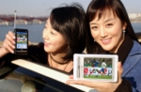 LG전자는 세계 최초로 지상파DMB(Digital Multimedia Broadcasting) 수신이 가능한 PDA인 『PM80』을 출시했다.