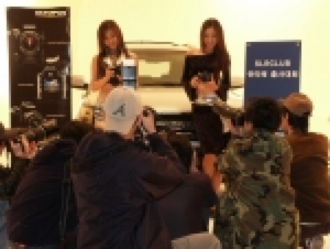 “신차도 보고 사진도 찍고” 지난 26~27일 양일간 SLR클럽 주최 올림푸스한국과 현대자동차가 공동 후원한 ‘E-500 & 산타페 출사대회’에 참가한 고객들이 신형 산타페와 E-500을 들고 있는 레이싱걸들의 사진을 촬영하고 있다.