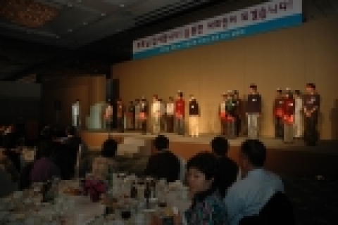 SK C&C는 26일~27일 양 일에 걸쳐 워커힐 호텔에서 신입사원들과 부모님들을 위한 보은행사를 마련. 신입사원들의 장기자랑 모습
