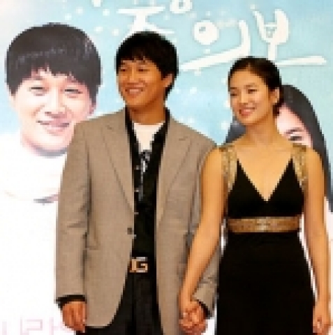 차태현, 송혜교가 동갑내기 고교커플로 출연해 화제를 모으고 있는 순정 멜로 &lt;파랑주의보&gt;가 지난  25일 금요일 신세계 백화점 본점 문화홀에서 정지영 아나운서의 사회로 제작보고회를 열었다.