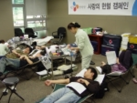 CJ인터넷은 지난 25일 ‘사랑의 헌혈 캠페인’을 진행, 180여명의 임직원이 동참한 가운데 뜻깊은 자리가 진행됐다.