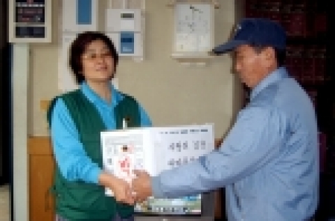 부천시 소사구 괴안동 새마을 부녀회(회장 장옥순)회원 20여명은  24일, 25일 이틀간 배추 400포기, 무우 200개로 김장 김치를 담가 독거노인 50가구에 전달했다.