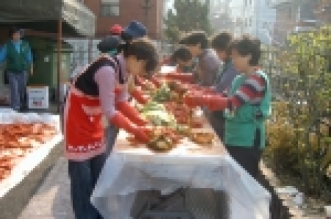 부천시 소사구 괴안동 새마을 부녀회(회장 장옥순)회원 20여명은  24일, 25일 이틀간 배추 400포기, 무우 200개로 김장 김치를 담가 독거노인 50가구에 전달했다.
