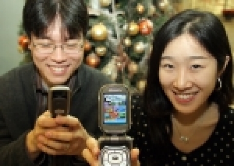SK텔레콤(사장 金信培, www.sktelecom.com)은 국내최초 플래시 기반 게임서비스 ‘플래시오락실’을 시작으로 친구찾기, 포토, 모바일 광고, MMS 등 다양한 콘텐츠를 플래시 방식으로 제공할 예정이다.