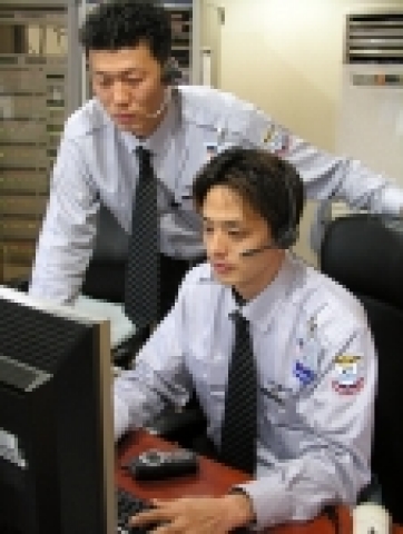 "유니폼도 멋있어야 해요"다소 보수적인 보안서비스에서도 유니폼의 패션바람이 불고 있다. 기존의 검고 어두운 색에서 밝은 색상과 스트라이프 등의 디자인의 변화를 시도하였는데 이는 최근 부는 패션트렌드의 영향을 받은 것으로 보인다.