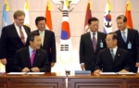 11월28일 국방부에서 국방부와 경기도청간의 영어마을 협약식에 참석한 손학규 경기도지사가 협약식에 앞서 윤광웅 국방장관과 담소를 나누고 있다.