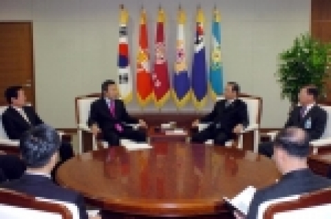 11월28일 국방부에서 국방부와 경기도청간의 영어마을 협약식에 참석한 손학규 경기도지사가 협약식후 윤광웅 국방장관과 장관 접견실에서 환담을 나누고 있다.
