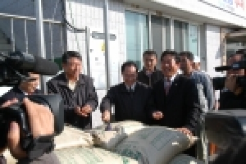 왼쪽부터 엄창섭 울주군수(카메라 뒤), 신진규 S-Oil노조위원장, 하성기 S-Oil 부사장, 서우규 울주군의회부의장