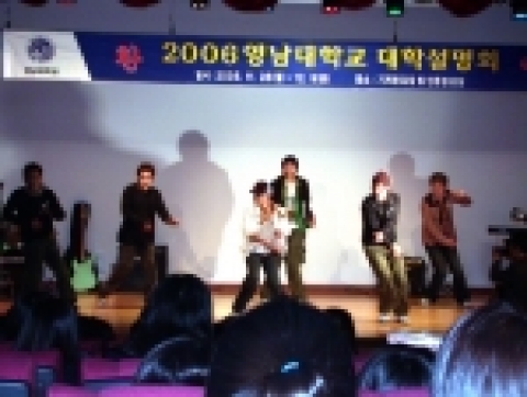 '2006학년도 영남대 대학설명회'가 28일 오전 10시부터 기계관 송암홀과 인문관강당에서 열린 가운데, 대학 동아리 '맥스 & 제니스'가 댄스공연을 선보이고 있다.