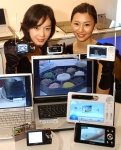 삼성전자는 지상파DMB를 볼 수 있는 모바일 TV, 미니켓포토, 노트북, PMP, USB타입의 외장형 DMB 수신기 등을 선보이며 세계 DMB 시장 창출에 본격 나섰다.