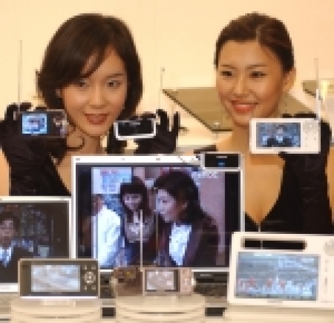 삼성전자는 지상파DMB를 볼 수 있는 모바일 TV, 미니켓포토, 노트북, PMP, USB타입의 외장형 DMB 수신기 등을 선보이며 세계 DMB 시장 창출에 본격 나섰다.