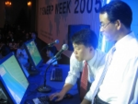 이 달 28일 서울 르네상스 호텔에서 개최한 ‘IT SMERP WEEK 2005’ 에서 정보통신부 진대제 장관(상생팀)과 IT벤처기업연합회 서승모 회장(협력팀)이 온라인 골프 게임’팡야’(http://www.pangya.com)로 한 판 승부를 펼쳤다.