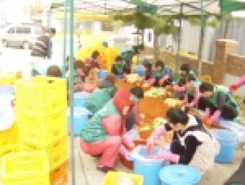 행신2동 새마을부녀회원과 새마을지도자 20여명은 28일, 관내 어려운 이웃에게 나눠줄 김장담그기 행사를 가졌다.