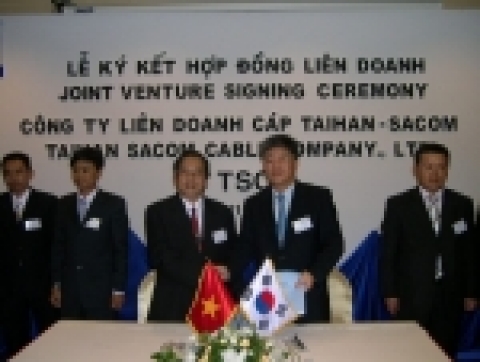 29일 오전 베트남 호치민에서 대한전선 임종욱사장과 베트남 최대 통신 케이블 회사인 SACOM, Do Van Trac회장과 베트남 최초의 종합 전력 및 통신케이블 회사, TSC Co., Ltd를 설립하는데 합작투자계약을 체결하였다.