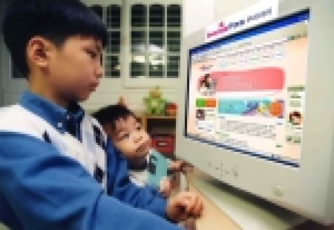 하나로텔레콤 초고속인터넷 ‘하나포스’ 의 어린이 고객들이 인터넷을 이용하고 있다. 하나로텔레콤은 실시간으로 자녀의 PC 이용상황을 관리해 인터넷 중독을 막을 수 있는 ‘하나포스 우리아이’를 서비스하고 있다.