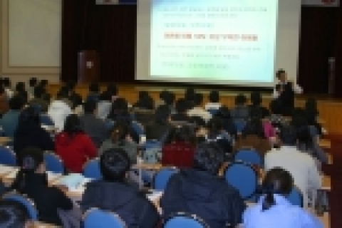 "새로운 통합적 청소년정책의 비전과 목표" 라는 주제로 청소년위원회 이광호 청소년정책단장이 특강을 하고 있다.