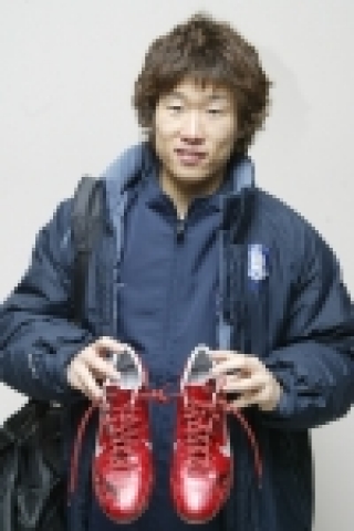 태극전사 경매 물품을 들고 있는 박지성 선수