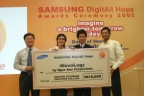 삼성전자가 총 50만달러의 「2005 삼성 디지털 호프(DigiAll Hope)」기금을 통해 소외 계층을 위한기술 개발을 적극 지원하고 있다. 삼성전자 동남아총괄 박상진 부사장(왼쪽)과 심사위원인 싱가포르 지역사회개발 발락리쉬난 장관(오른쪽)이 시상을 하고 있다.