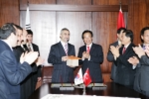 황철곤시장, 하문식 시의회의장, 이스탄불 카흐트하네구청장 파즐러 클러츠(MR. FAZLI KILIC) 구청장 등이 참석한 가운데 마산우정의 공원에서 마산에서 가져간 은행나무 4그루로 기념식수를 하고 있다.