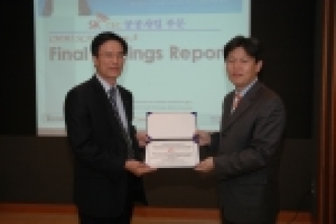 SK C&C 공공사업부문장 주정수 전무(왼쪽)가 CMMI 선임 심사원인 장택상(TQMS/TeraQuest)으로부터 CMMI레벨4 인증서를 받고 있다.