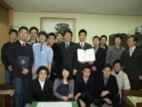 제1회 경상대학교 창업아이템 경진대회 대상을 수상한 뉴프론티어 팀(왼쪽부터 김재익, 변홍주, 이민근 씨)과 전체 수상자와 기념촬영 모습.