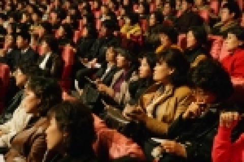 30일 마산MBC홀에서 열린 ‘학부모와 함께 하는 논술 특강’에 참석한 수험생과 학부모들이 이만기 선생의 논술 고사에 대한 강의를 경청하고 있다.