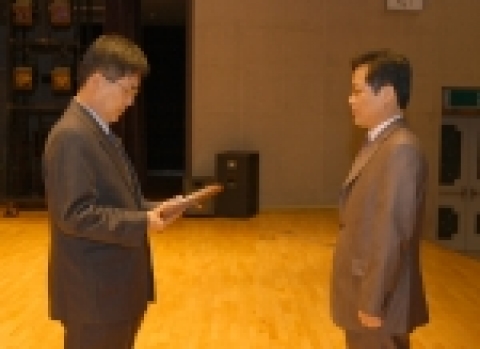 조달청은 구매혁신 매뉴얼 발간과 함께 구매관련 각종 제도개선 등으로 조달행정발전에 기여한 구매제도팀 이교문(李敎文) 계약분석관(46세)을 ‘12월의 혁신 조달인’으로 선정, 1일 시상했다.