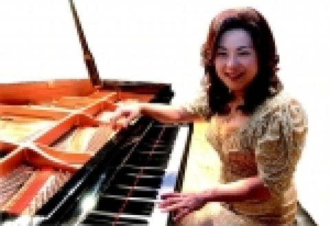2004년 8월 신동아화재의 ‘밝은 세상 만들기’ 홍보대사로 위촉된 피아니스트 서혜경 씨