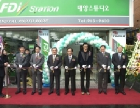 FDi 1000호점 개점식에 참석한 관계자들(좌로부터 한국후지필름 김학수 이미징 영업이사, FSEL(후지필름 서울사무소) 키무라 카즈후미(木村和史) 소장, 일본 후지필름 본사 고모리 시케다카(古森 重隆) 사장, FDi 1000호점 태양스튜디오 박영남 사장, 한국후지필름 광고모델 조인성, 롯데그룹 신동빈 부회장, 한국후지필름 유창호 사장)