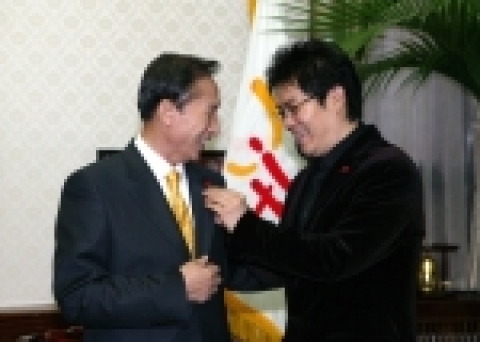 올 해 처음으로 사랑의 열매 홍보대사로 위촉돼 행사에 참석하는 김용만 씨와 이명박 서울시장