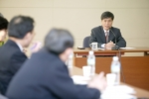 강현석 고양시장은 서울시립대의 「서울시 고위관리자 과정」에 참여하는 서울시 간부공무원과 투자기관 등 15명을 대상으로 지난1일 시청 상황실에서「문화와 예술의 도시로 거듭난 고양시의 성공비결」을 주제로 특강을 실시했다.