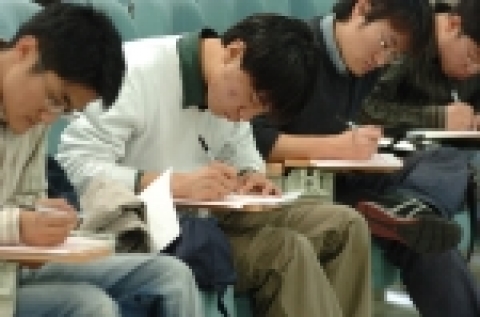 조선대학교 취업지원본부(본부장 고진석)는 12월 1일 오전 10시와 오후 2시 2차례 본관 257강의실에서 2005학년도 제3차 인·적성 및 직무능력검사를 실시했다.