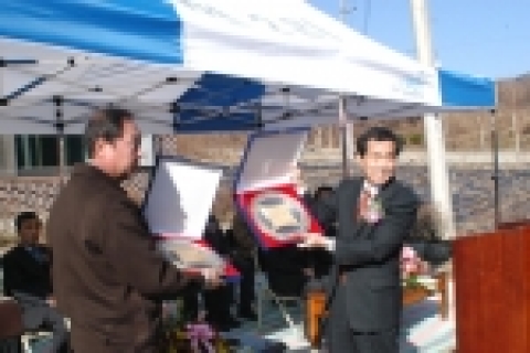 관리원이사장(김기호)과 월현2리 이장이 감사패를 서로 나누는 모습