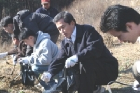 관리원이사장(김기호)이 임직원 및 주민들과 함께 더덕을 캐고 있는 모습