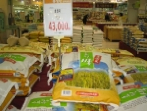 수원쌀 효원미는 수원농민이 지은 쌀로 추청(아끼바리) 품종이며20kg 1포에 43,000원으로 수원시 농수산물종합유통센터와 수원농협경제사업장에서 공급하고 있다.