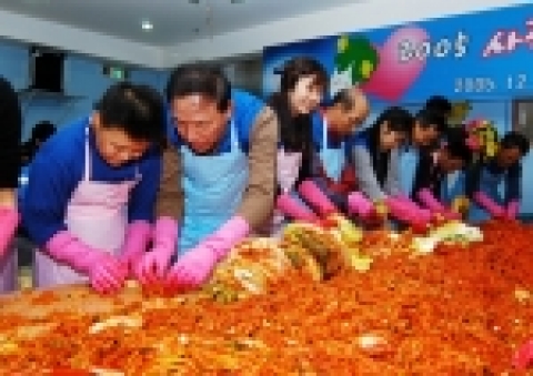 삼성전자는 오산 사회복지법인 성심동원에서 이윤우 부회장, 천경준 고문 등 삼성전자의 미래 기술을 담당하고 있는 기술총괄 임직원 60여명이 참여한 가운데 김장김치 1천 포기를 담아 시설에 전달했다.