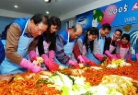 삼성전자는 오산 사회복지법인 성심동원에서 이윤우 부회장, 천경준 고문 등 삼성전자의 미래 기술을 담당하고 있는 기술총괄 임직원 60여명이 참여한 가운데 김장김치 1천 포기를 담아 시설에 전달했다.